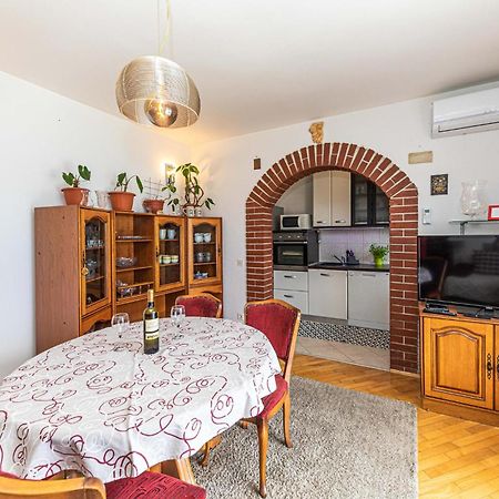 2 Bedroom Beautiful Apartment In Okrug Gornji Trogir Bagian luar foto