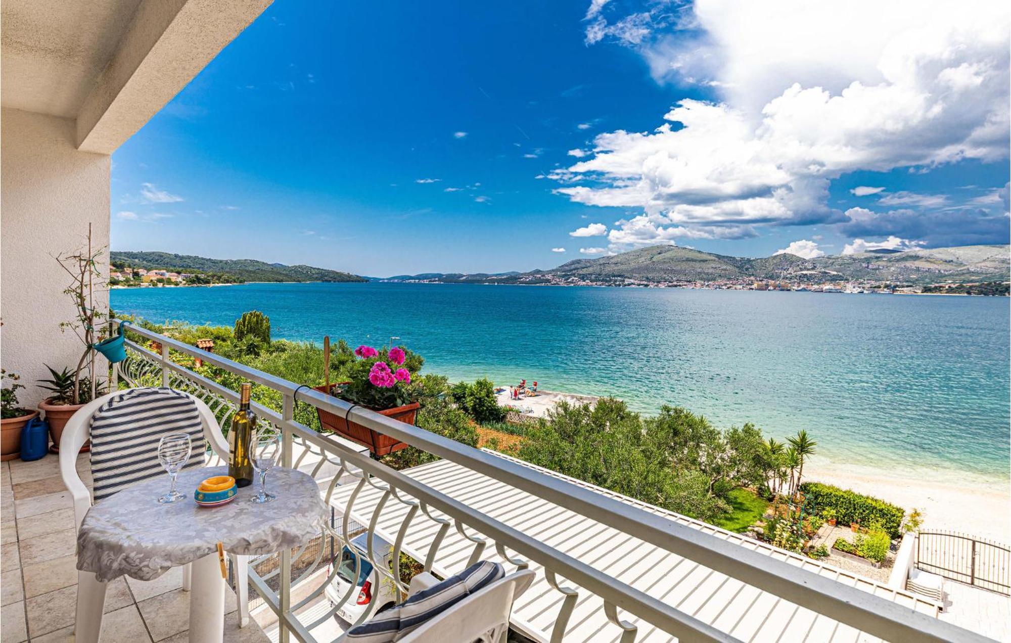 2 Bedroom Beautiful Apartment In Okrug Gornji Trogir Bagian luar foto