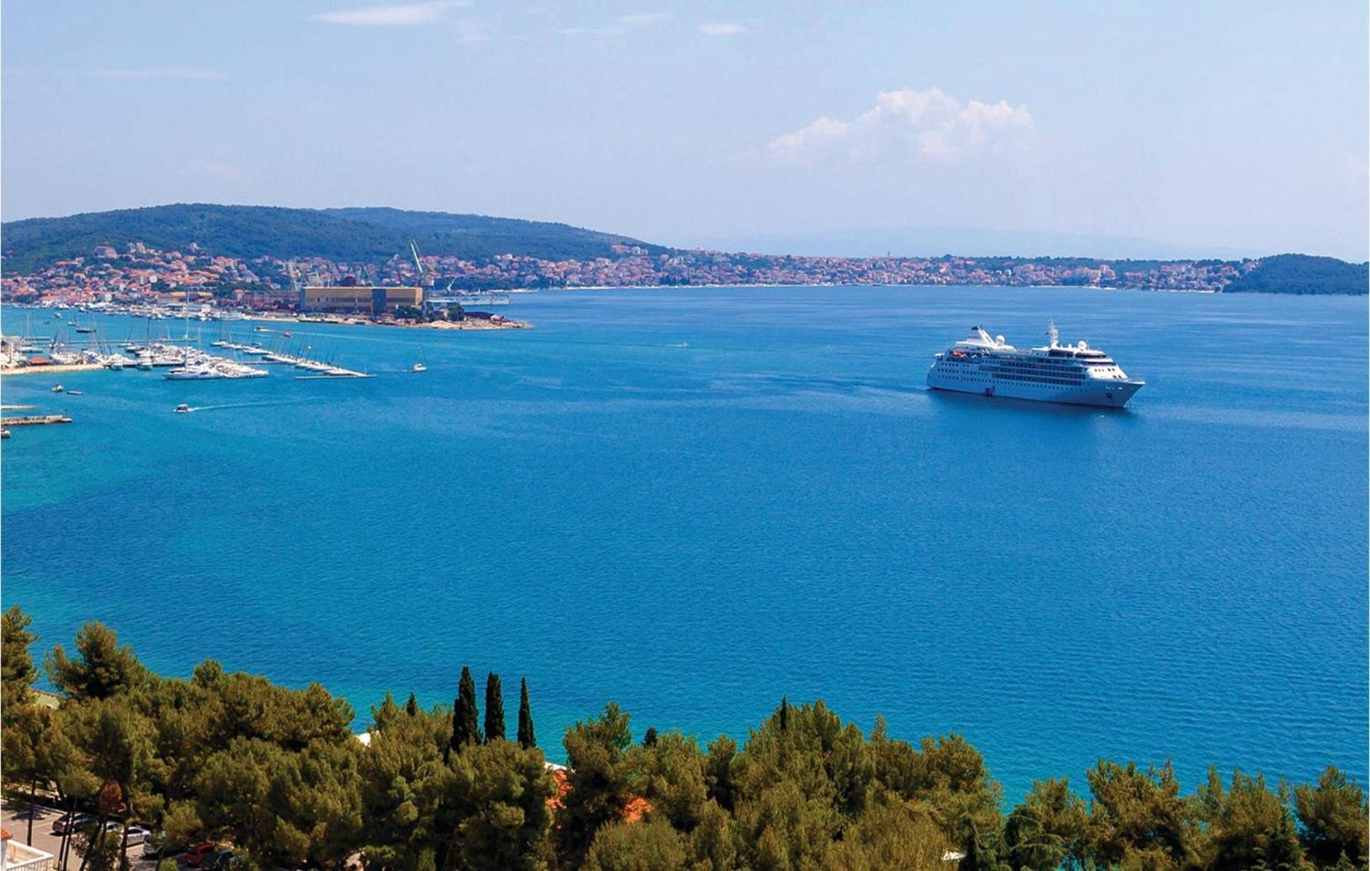 2 Bedroom Beautiful Apartment In Okrug Gornji Trogir Bagian luar foto