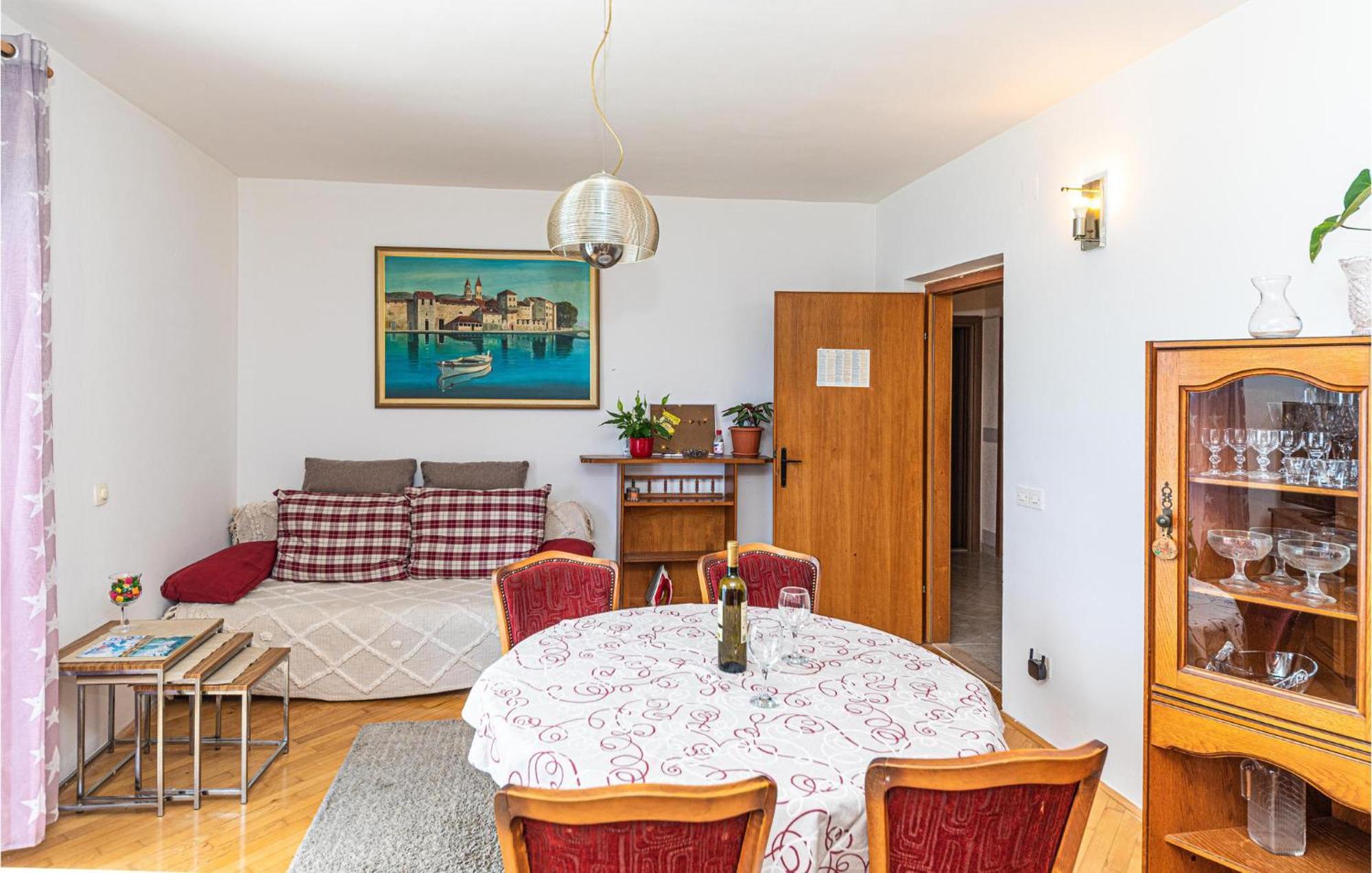 2 Bedroom Beautiful Apartment In Okrug Gornji Trogir Bagian luar foto