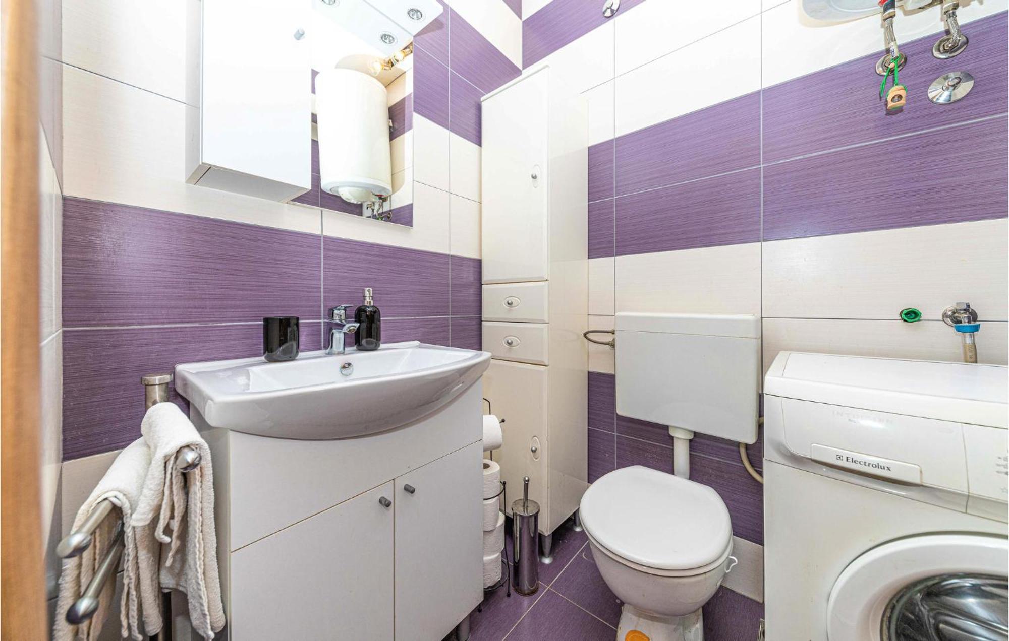 2 Bedroom Beautiful Apartment In Okrug Gornji Trogir Bagian luar foto