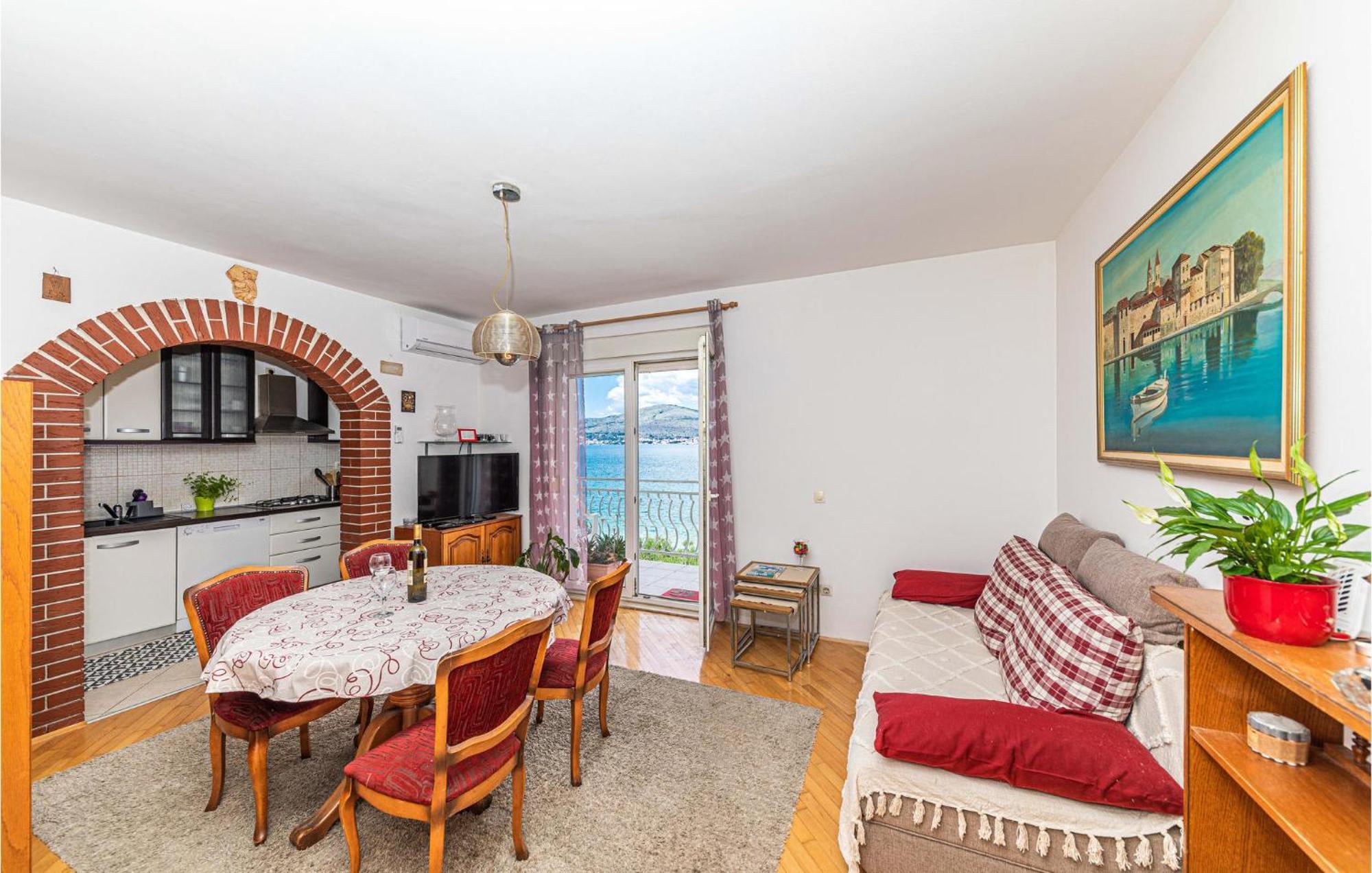 2 Bedroom Beautiful Apartment In Okrug Gornji Trogir Bagian luar foto