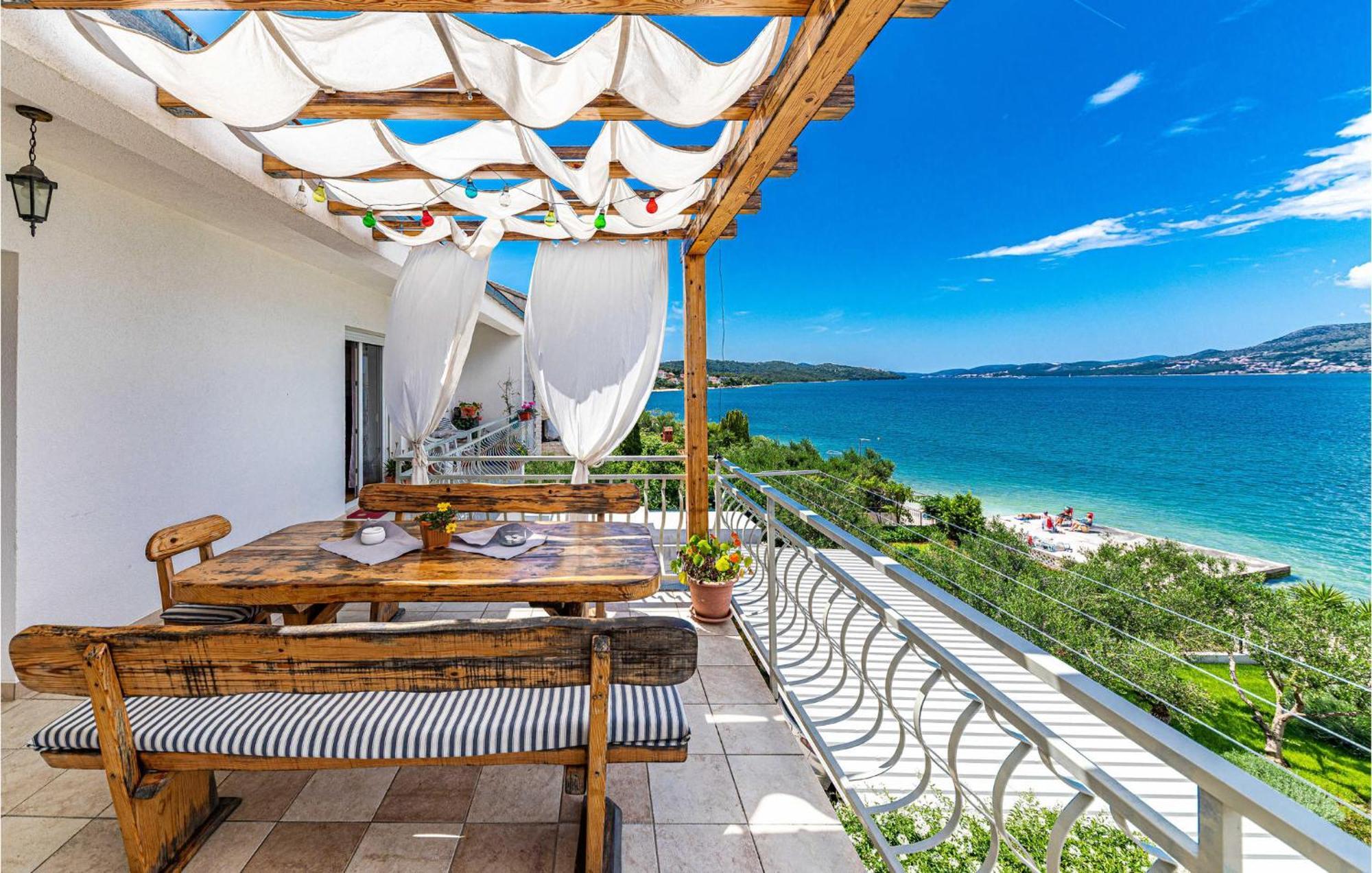 2 Bedroom Beautiful Apartment In Okrug Gornji Trogir Bagian luar foto