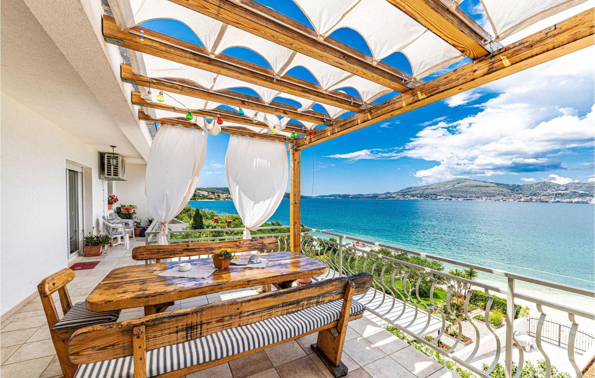 2 Bedroom Beautiful Apartment In Okrug Gornji Trogir Bagian luar foto