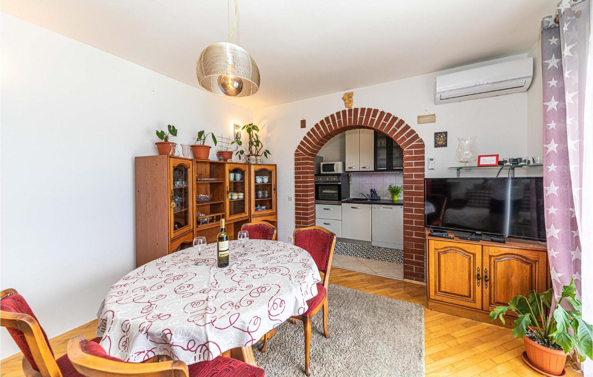 2 Bedroom Beautiful Apartment In Okrug Gornji Trogir Bagian luar foto