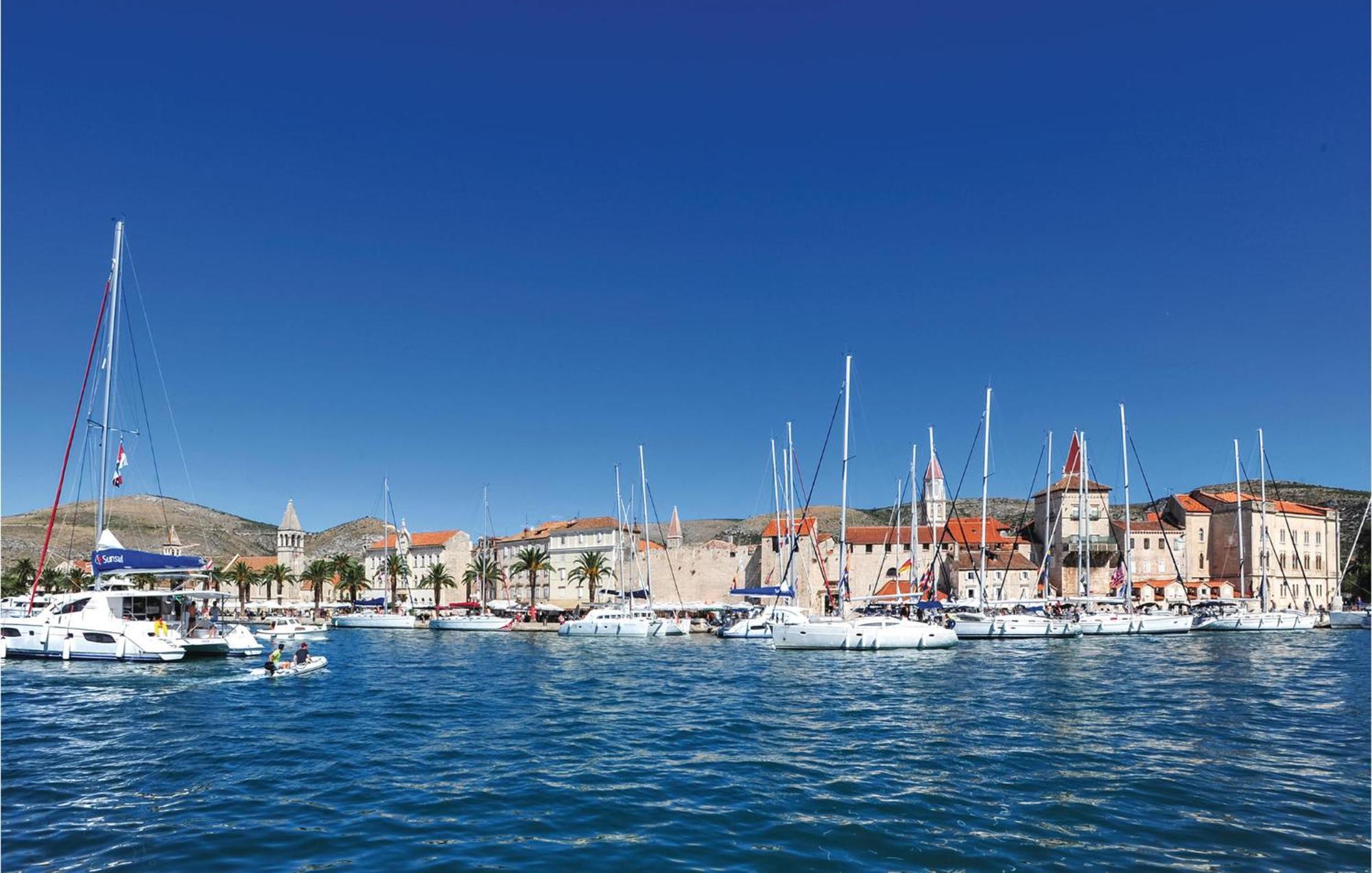 2 Bedroom Beautiful Apartment In Okrug Gornji Trogir Bagian luar foto