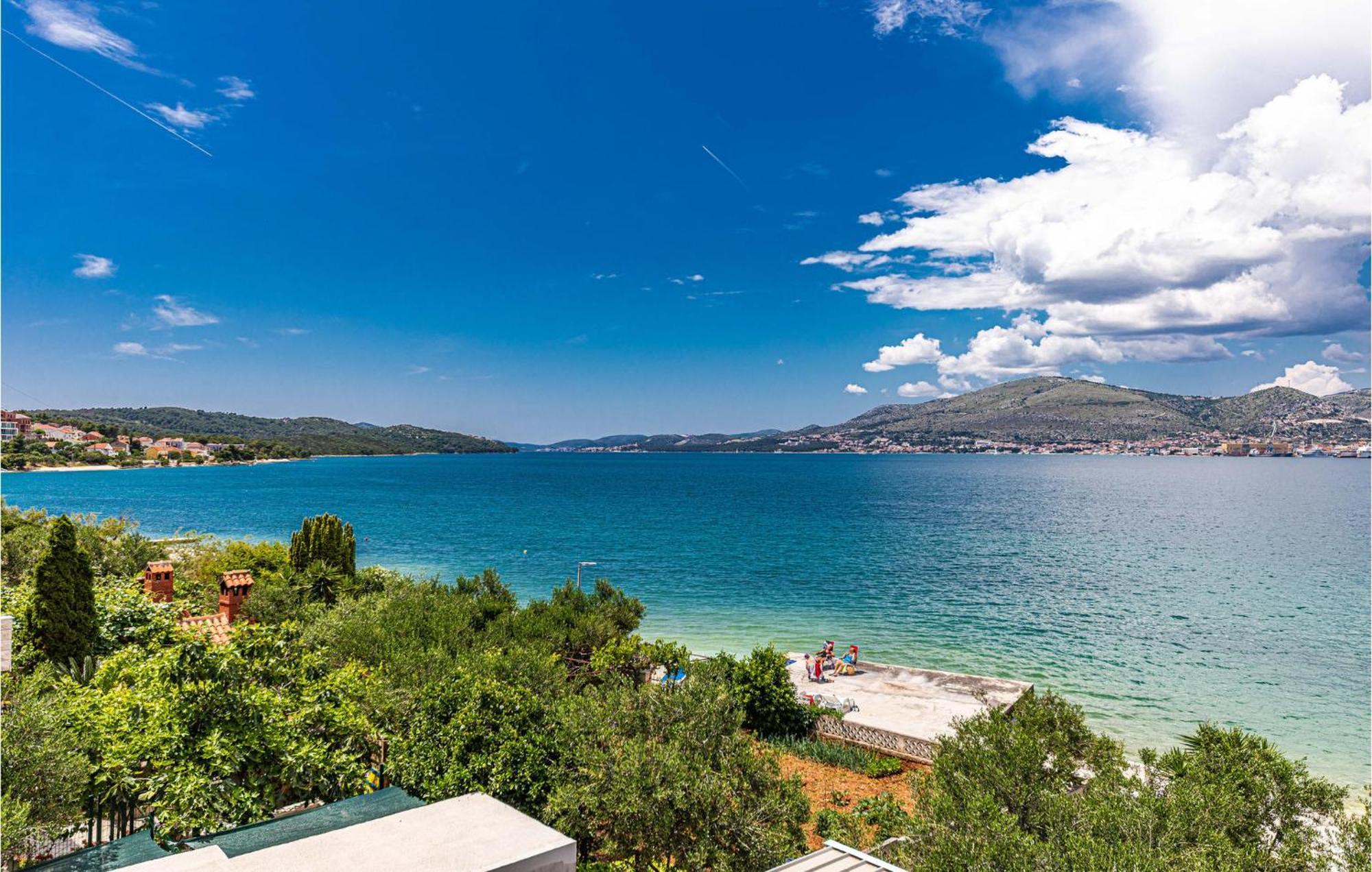 2 Bedroom Beautiful Apartment In Okrug Gornji Trogir Bagian luar foto
